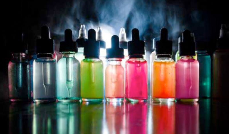 Bunte Liquid-Fläschchen im Regal
