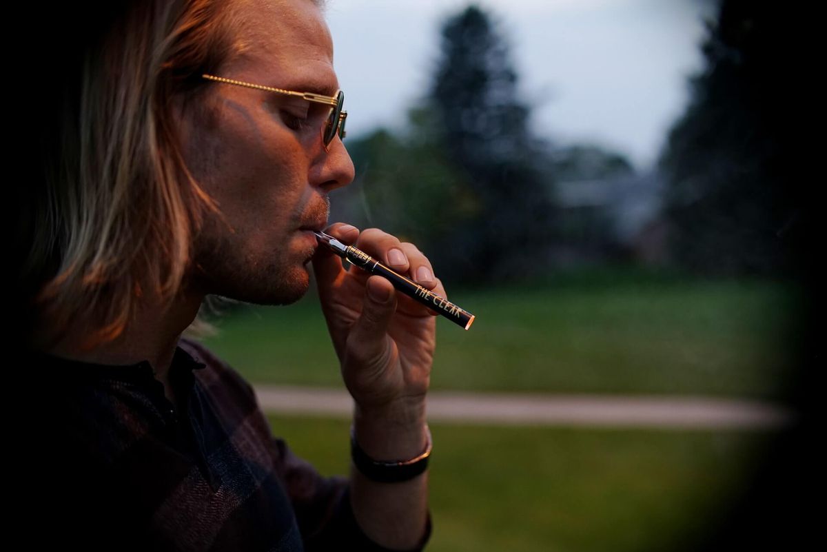 Kunde nutzt einen Vaporizer